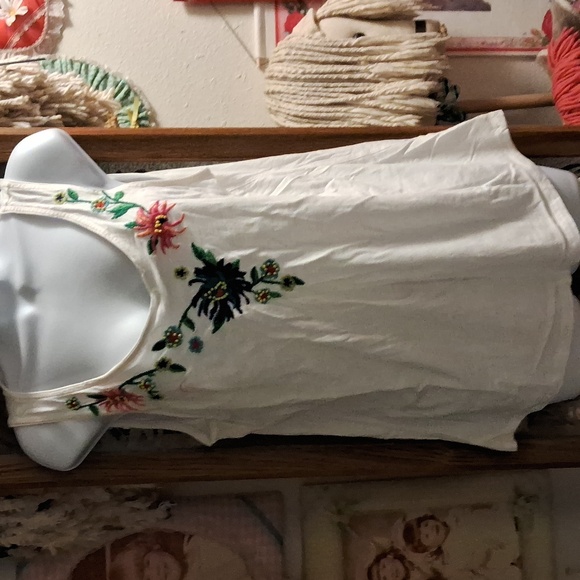 Like NEW,Beautiful,Tropical,Floral,Embroidered,White Tank Top/Sweetheart Neck 🌺 - Picture 1 of 10
